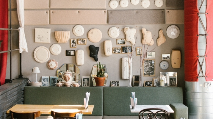 Foto van een gedecoreerde wand in ons Grand Café