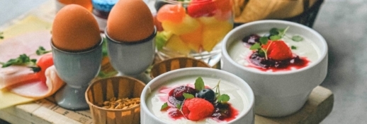 Foto van het filmontbijt met eitjes, yoghurt, croissantjes en broodjes en fruitsalade